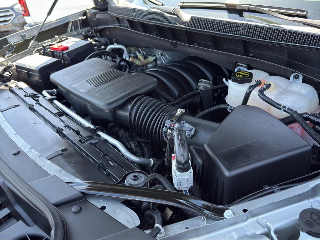 Used 2025 Gray Chevrolet Z71 image 33