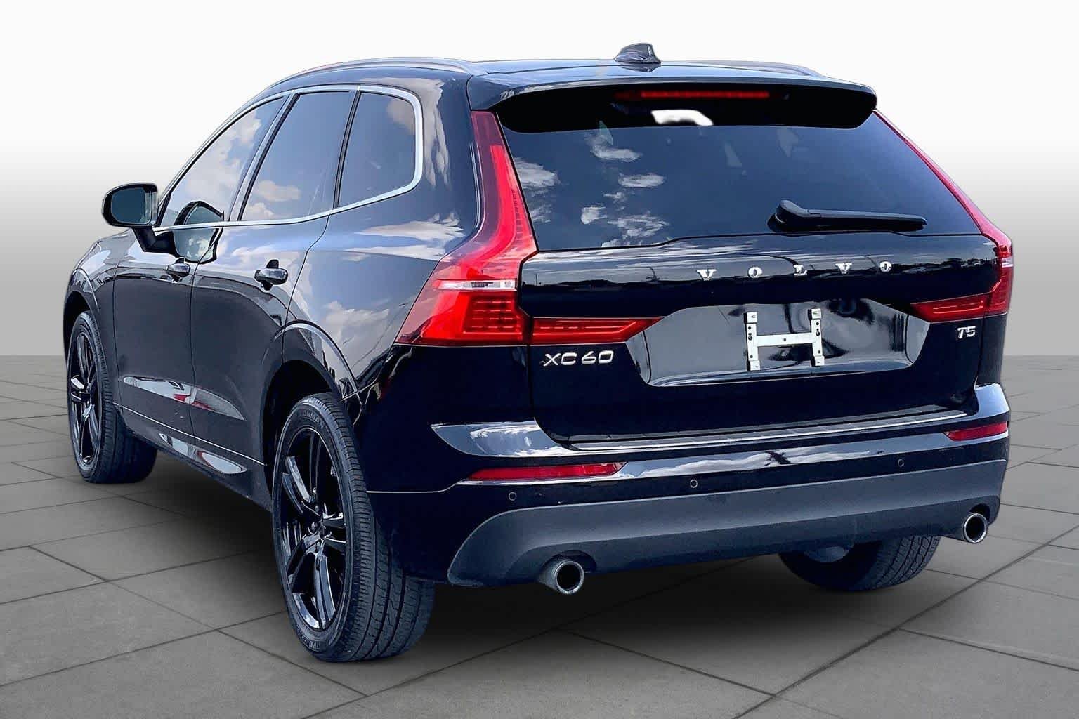 Used 2021 Onyx Black Metallic Volvo Momentum image 12