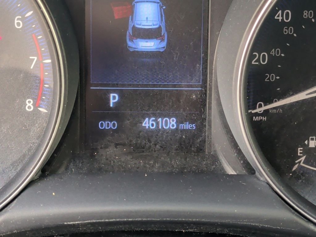 Used 2020 White Toyota LE image 21