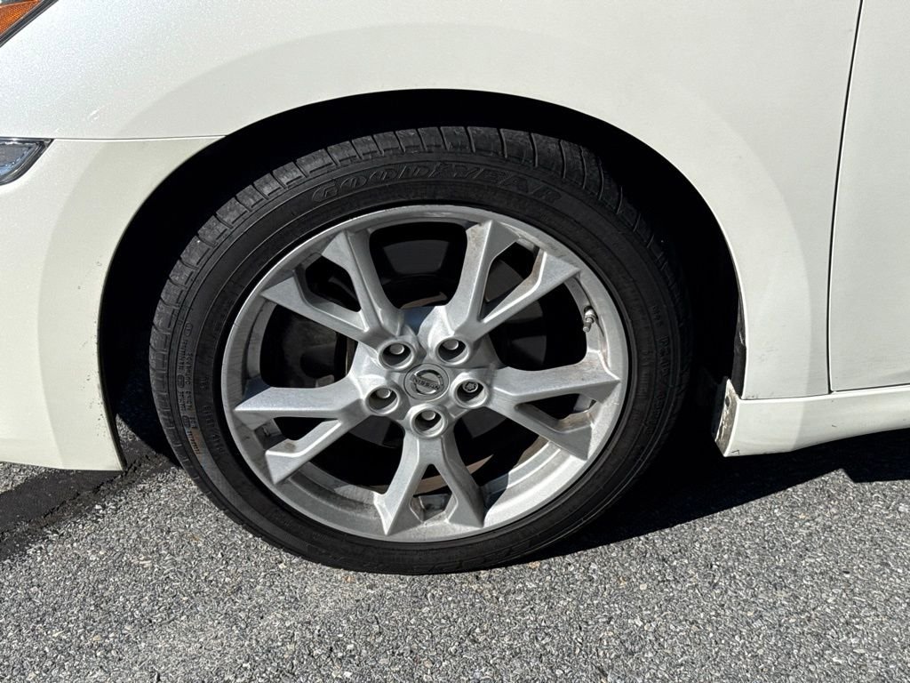 Used 2014 White Nissan 3.5 S image 4