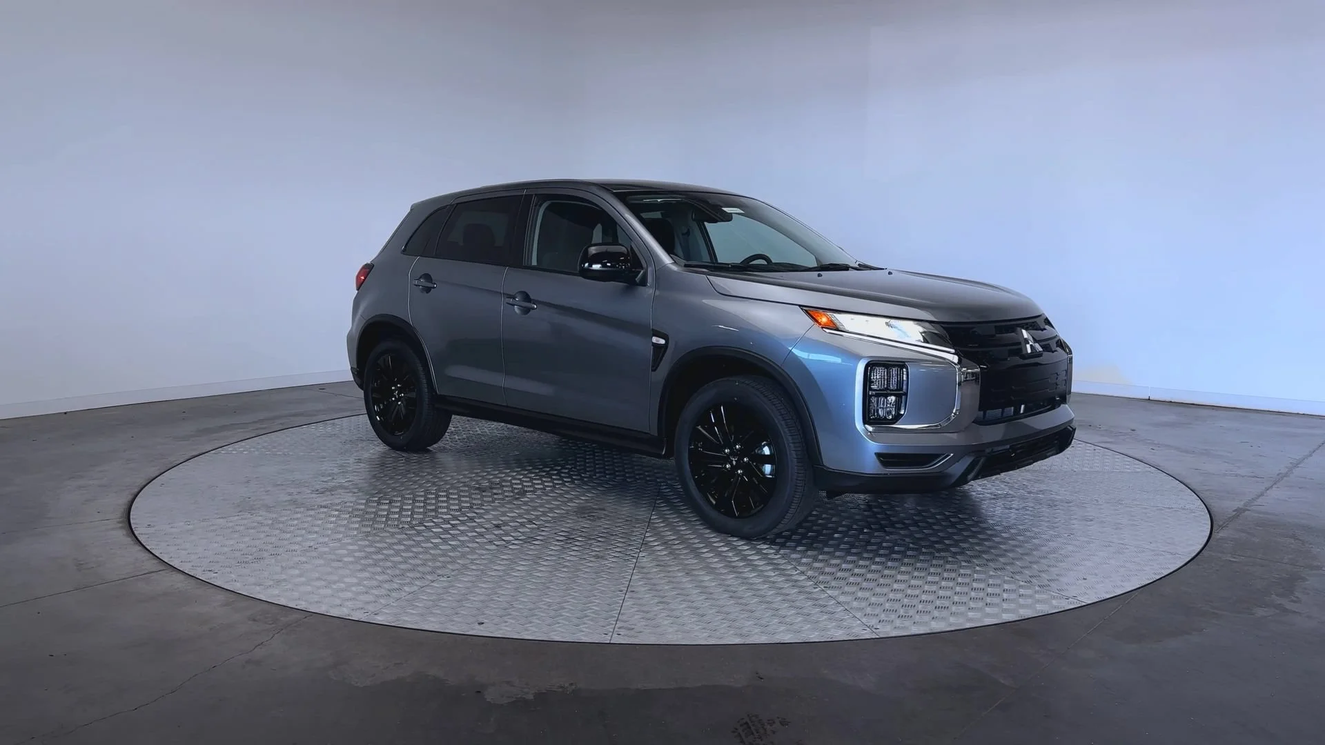 New 2026 Mercury Gray Metallic Mitsubishi LE image 2