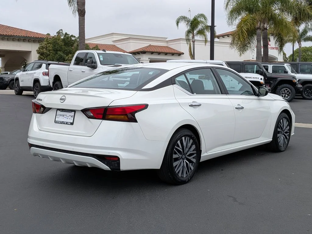 Used 2025 White Nissan 2.5 SV image 5