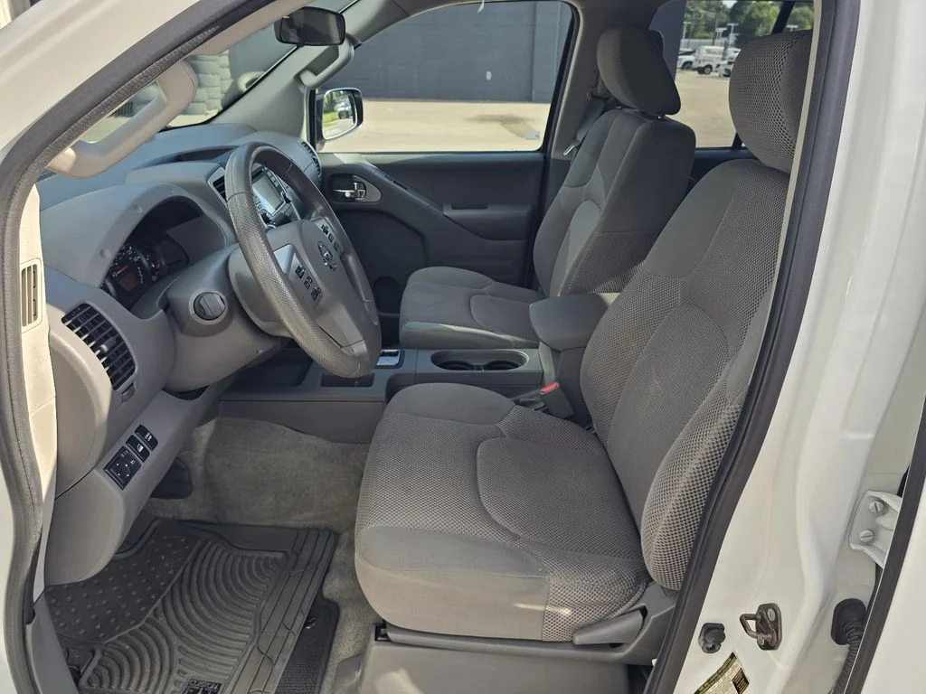 Used 2016 Glacier White Nissan SV image 14