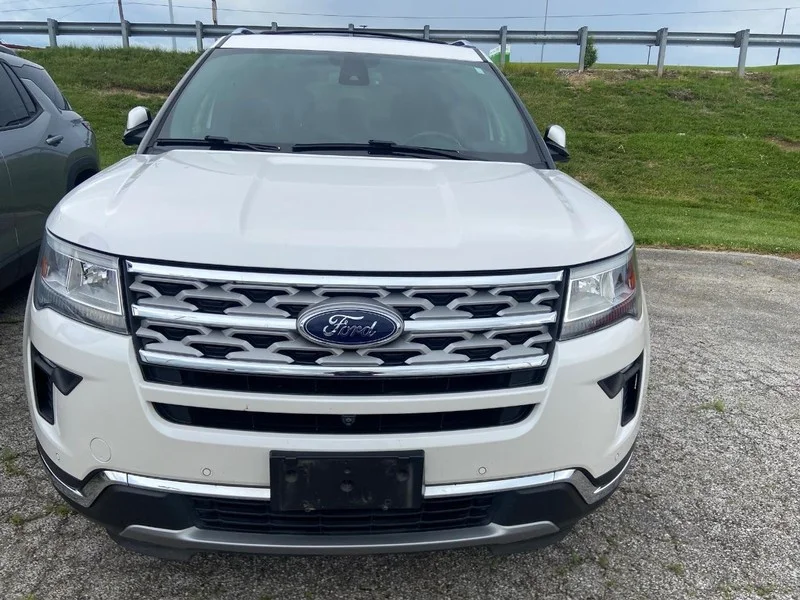 Used 2018 White Ford Limited image 3