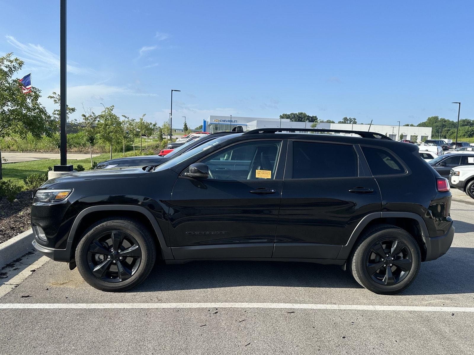 Used 2019 Diamond Black Crystal Pearlcoat Jeep Altitude image 2