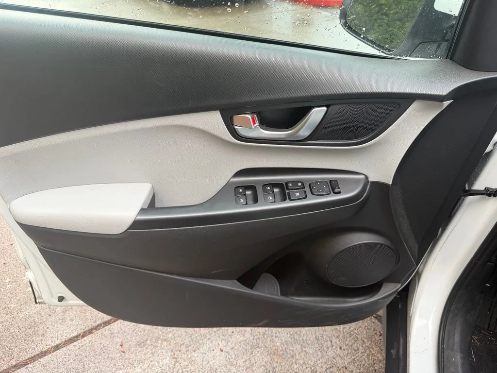 Used 2022 Lunar White Hyundai SEL image 12