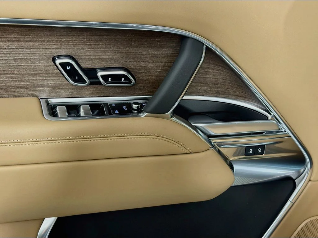 New 2026 Eiger Grey Land Rover SE image 18