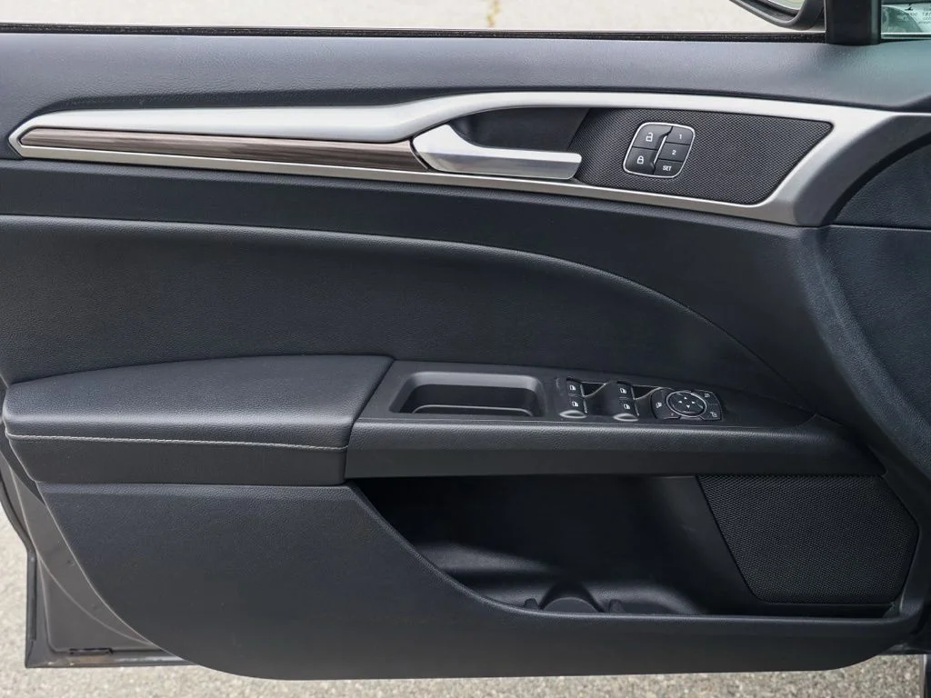 Used 2020 Gray Ford SEL image 21
