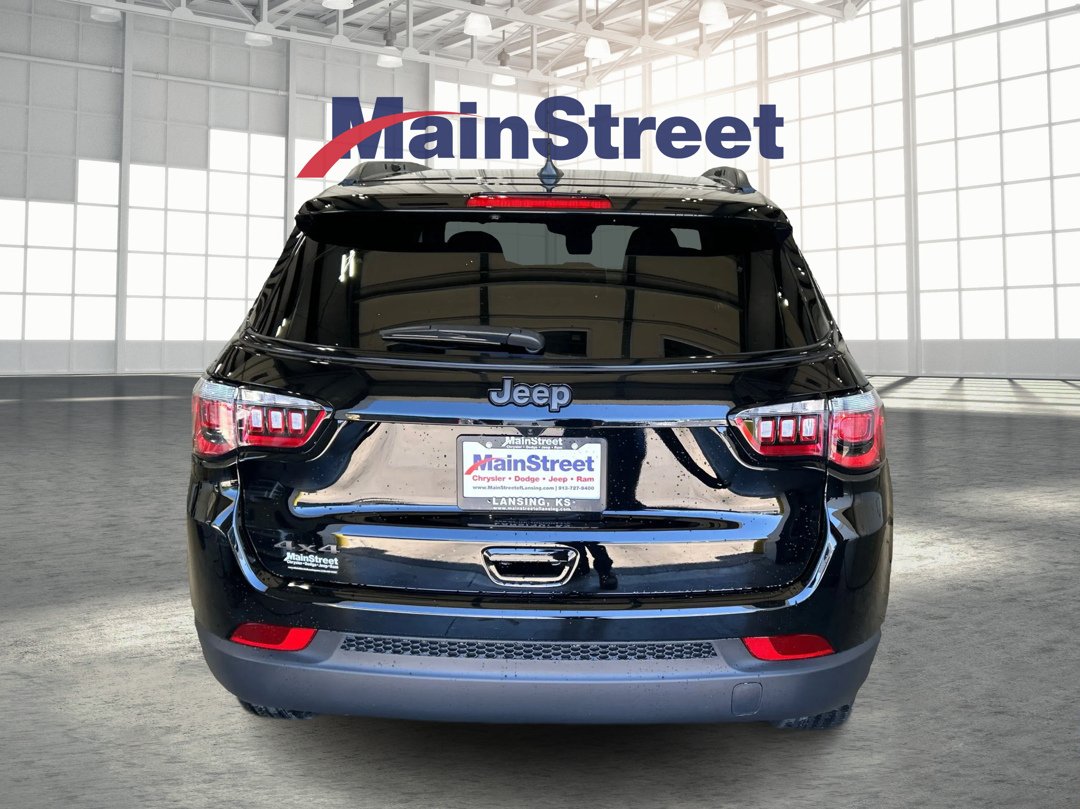 New 2026 Diamond Black Crystal Pearl-Coat Exterior Paint Jeep Latitude image 4