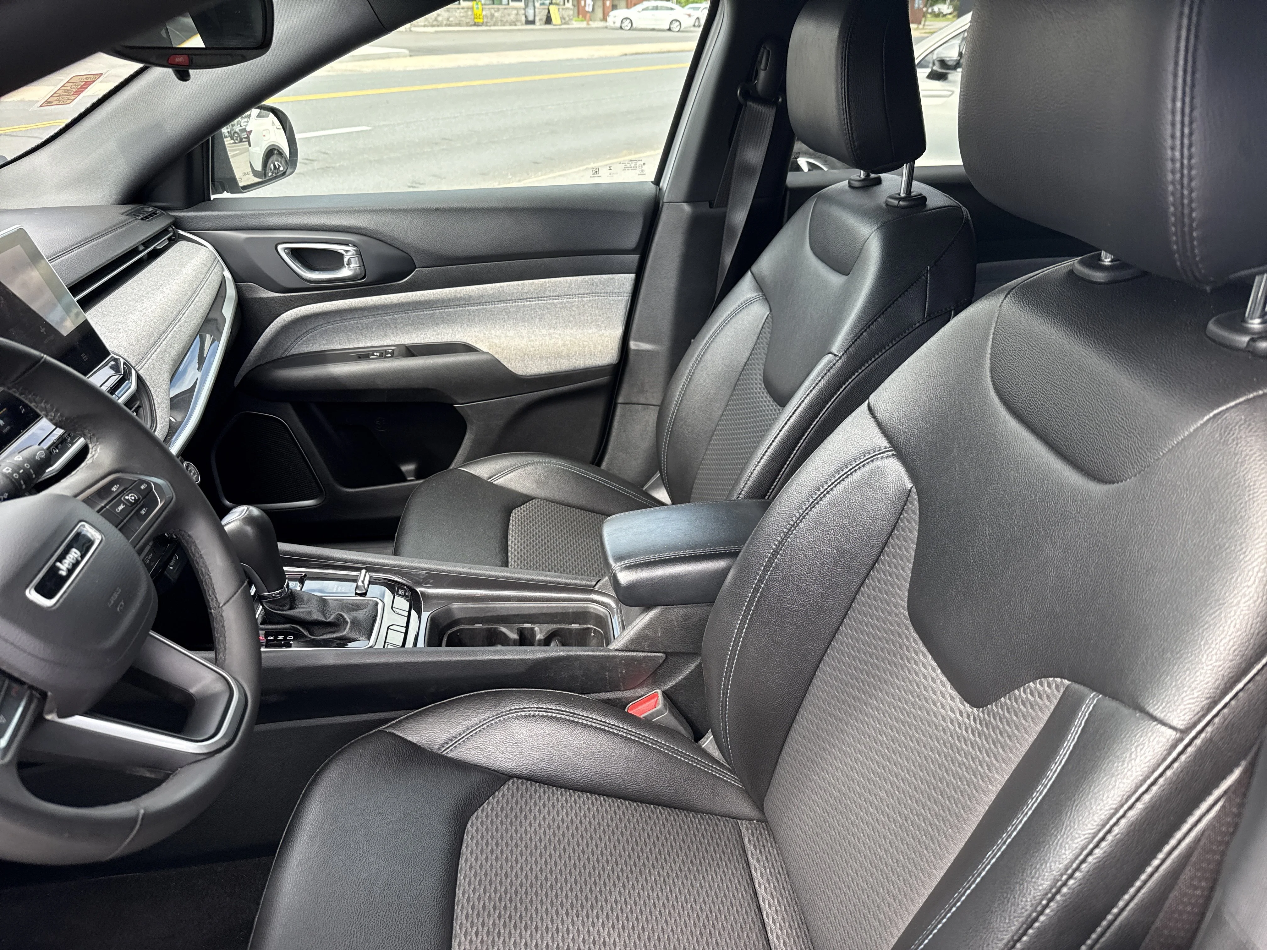 Used 2024 Silver Zynith Metallic Clearcoat Jeep Latitude image 12