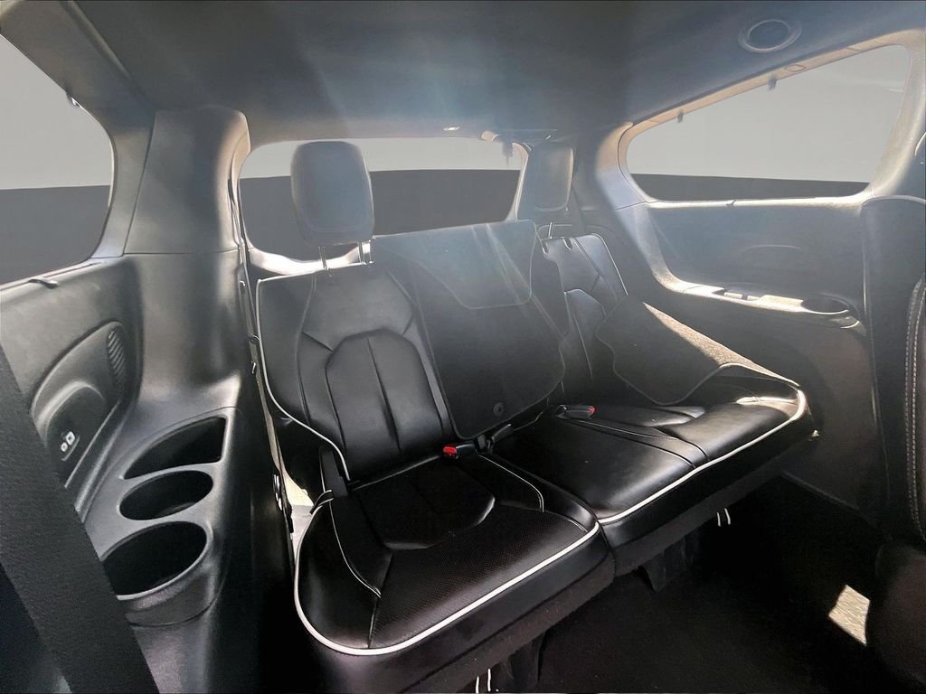 Used 2023 White Chrysler Limited image 29