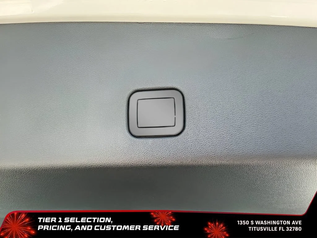 Used 2025 Crystal White Tricoat Cadillac Luxury 2 image 28