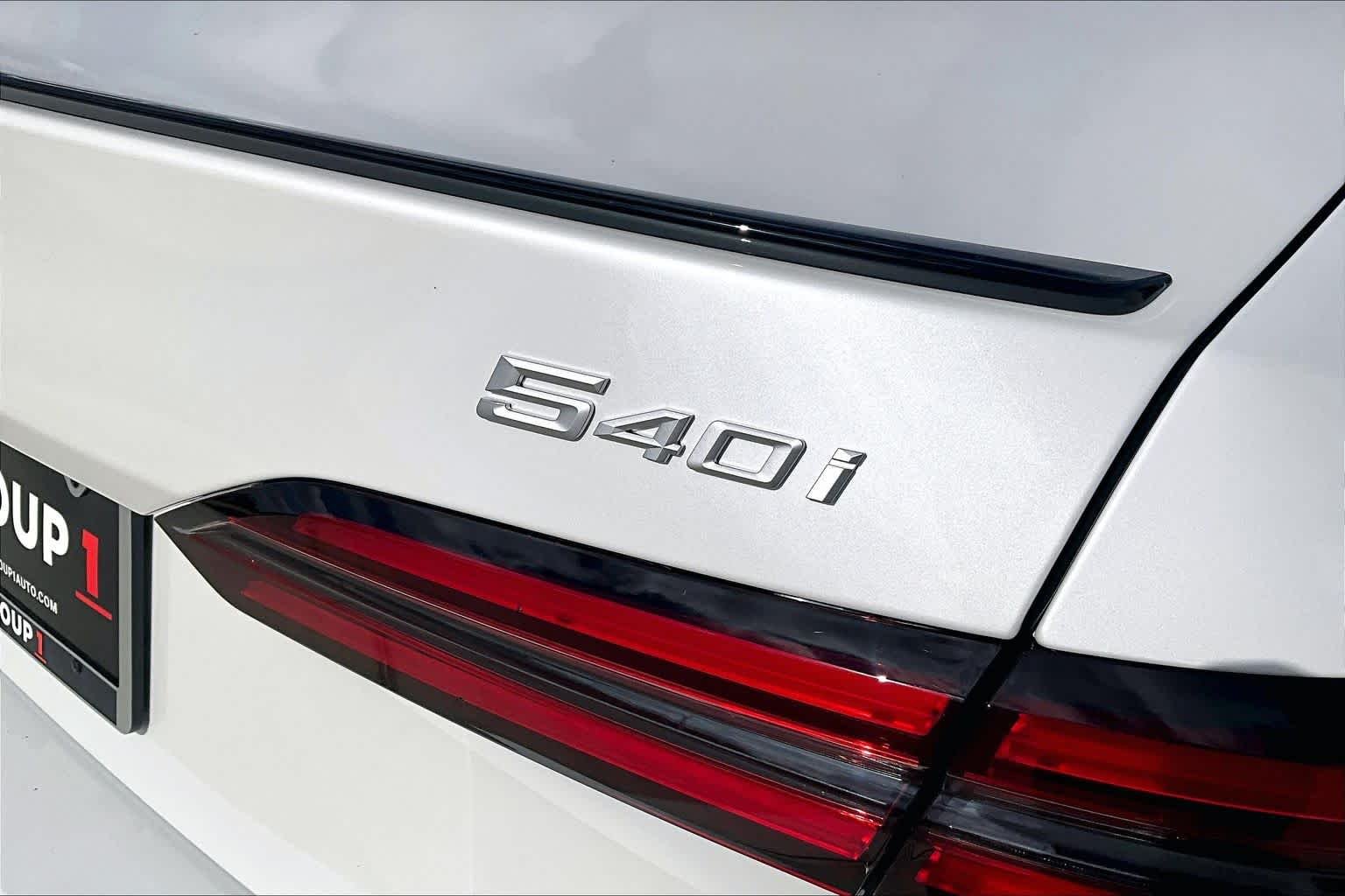 Used 2027 Mineral White Metallic BMW 540i xDrive image 9