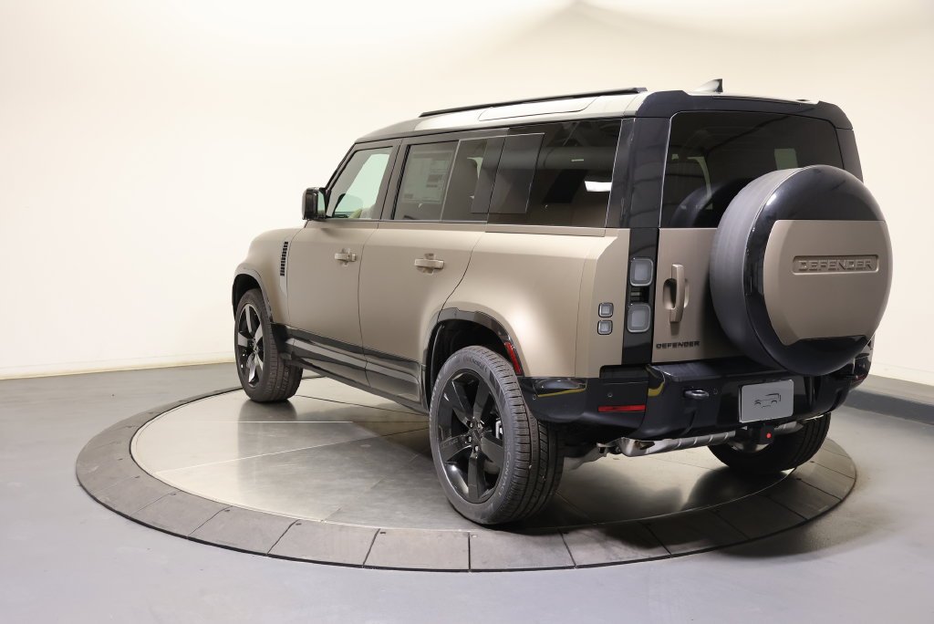 New 2026 Gondwana Stone Metallic Land Rover X-Dynamic SE image 3