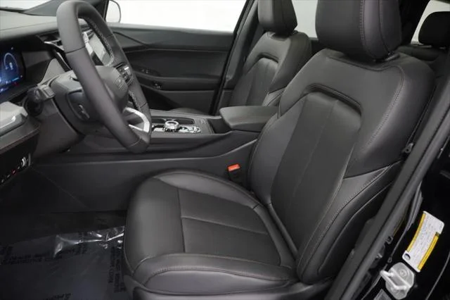 New 2026 Diamond Black Crystal Pearl-Coat Exterior Paint Jeep Limited image 15