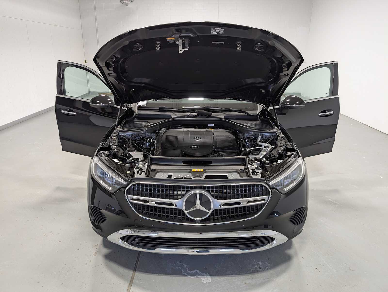 Used 2026 Obsidian Black Metallic Mercedes-Benz GLC 300 image 11