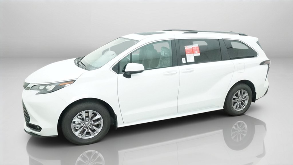 New 2026 Wind Chill Pearl Toyota XLE image 4