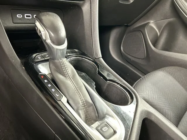 Used 2022 Red Buick Essence image 10