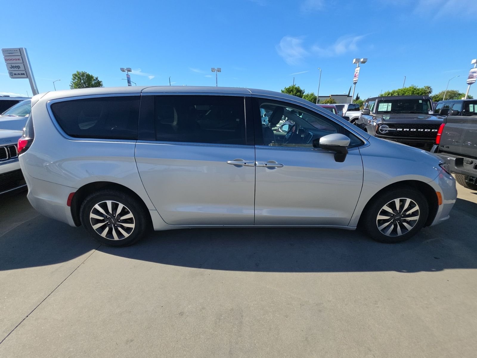 2023 Chrysler Pacifica Hybrid Touring L photo 4