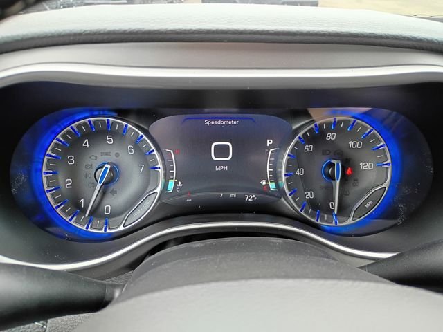 Used 2027 White Chrysler Select image 14