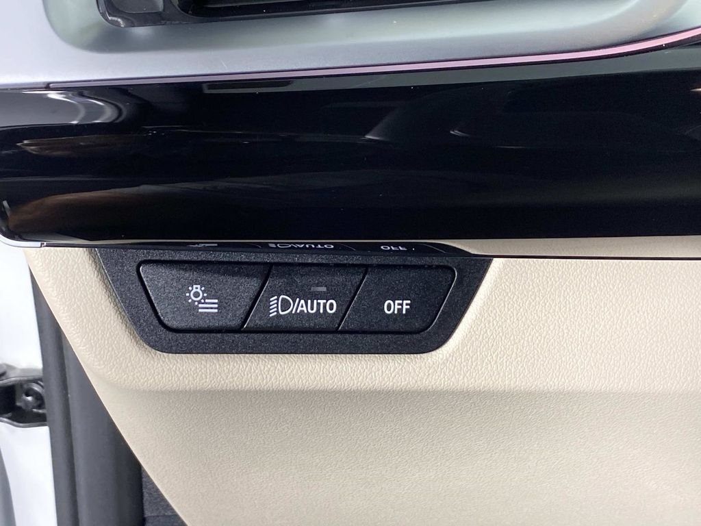 Used 2023 White BMW xDrive28i image 14