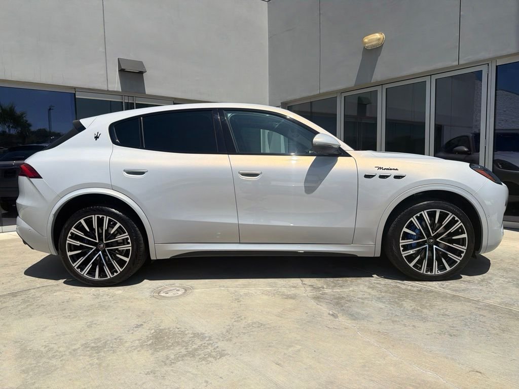 Certified Used 2023 Grigio Cangiante Tri-Coat Maserati Modena image 5