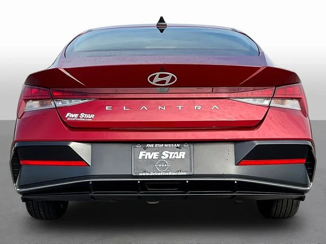 Used 2025 Red Hyundai SEL Convenience image 6