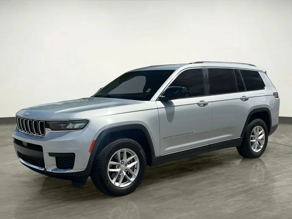 Used 2021 Silver Jeep Laredo image 2