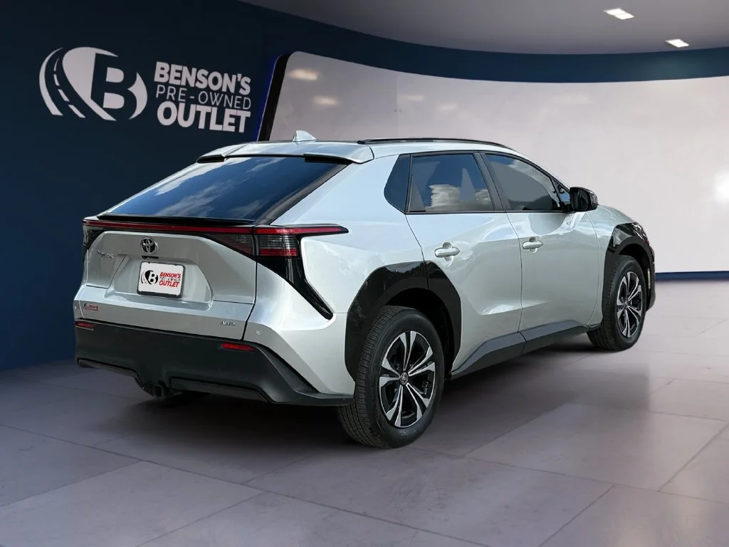 Used 2023 Silver Toyota XLE image 5