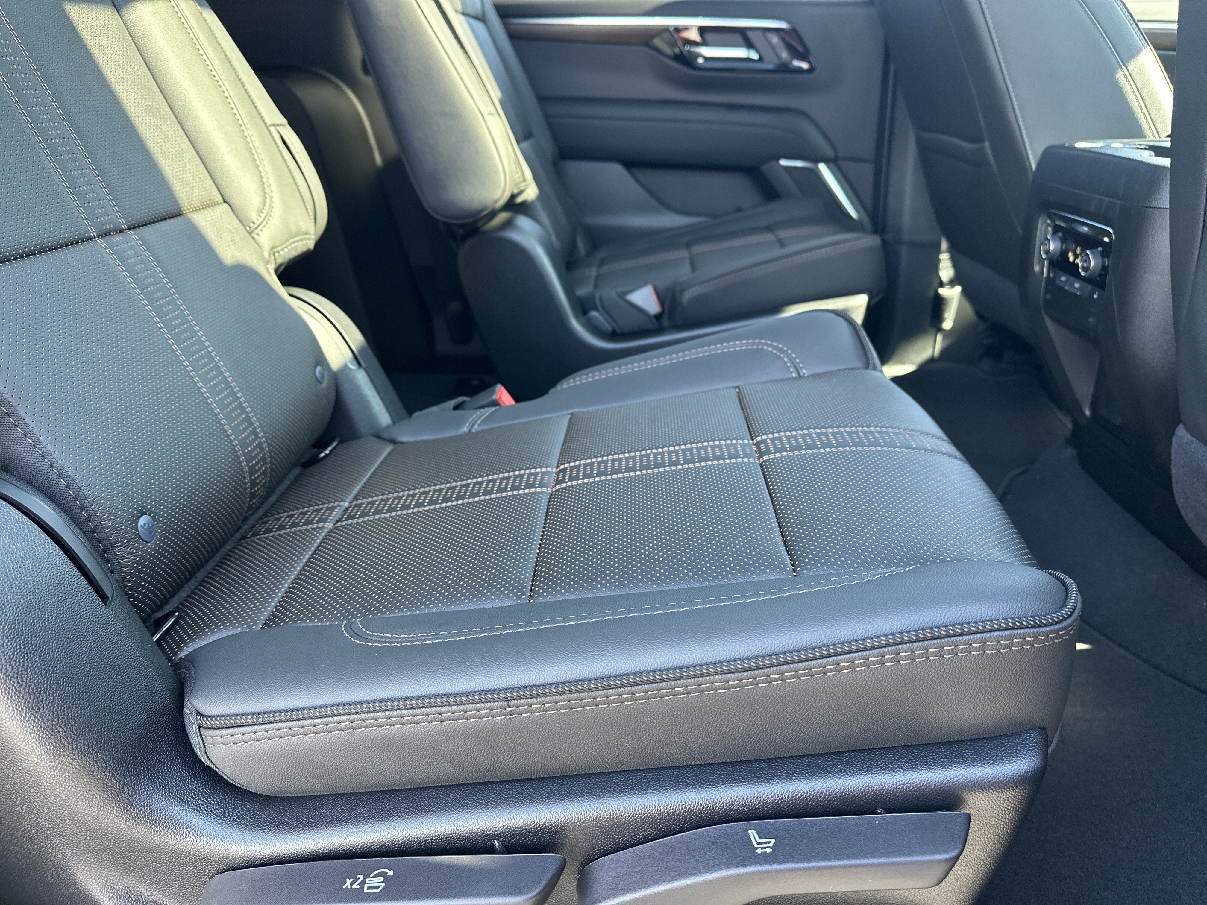2026 Chevrolet Suburban High Country - Photo 16