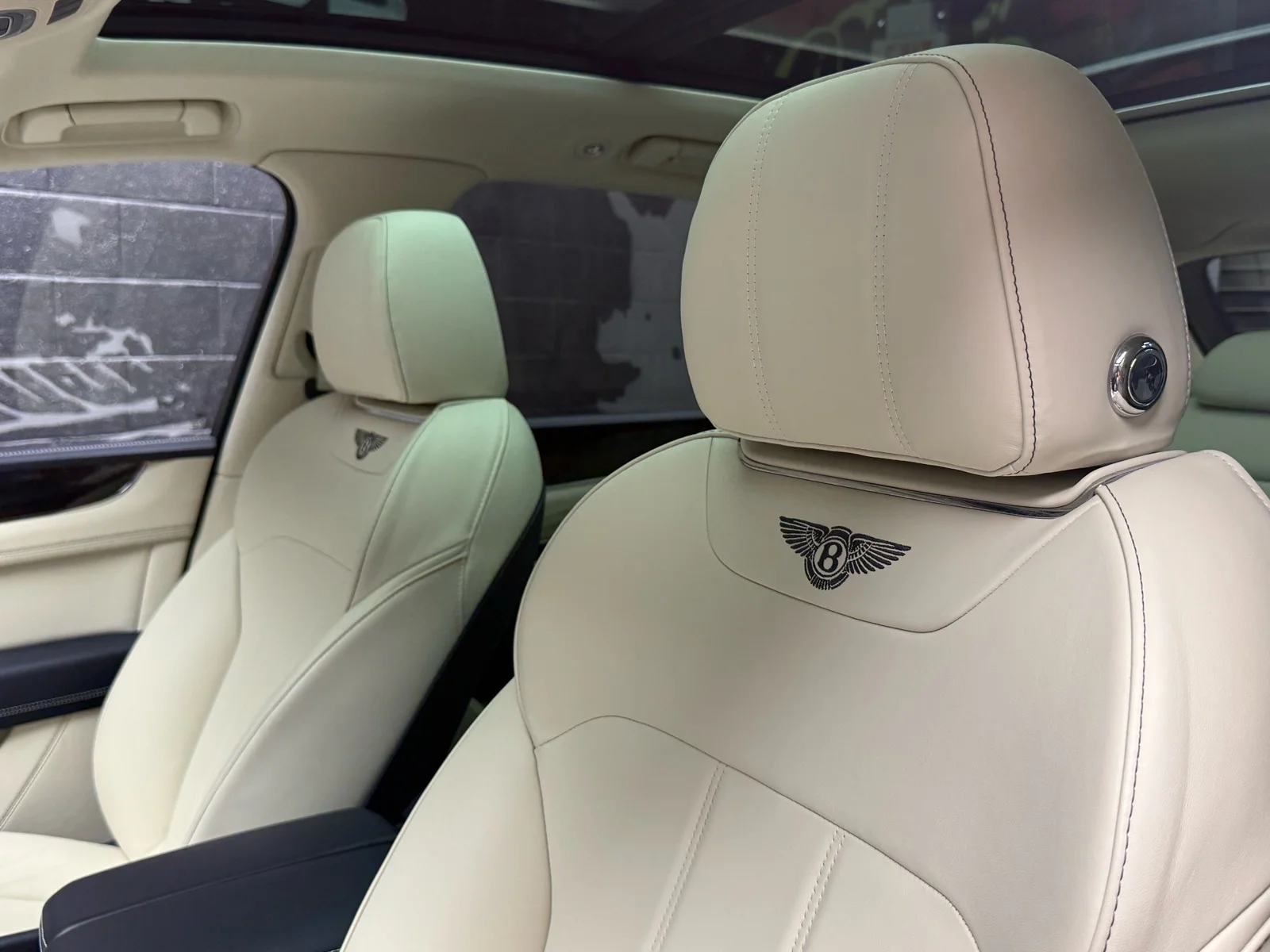 Used 2019 Dk. Blue Bentley V8 image 10