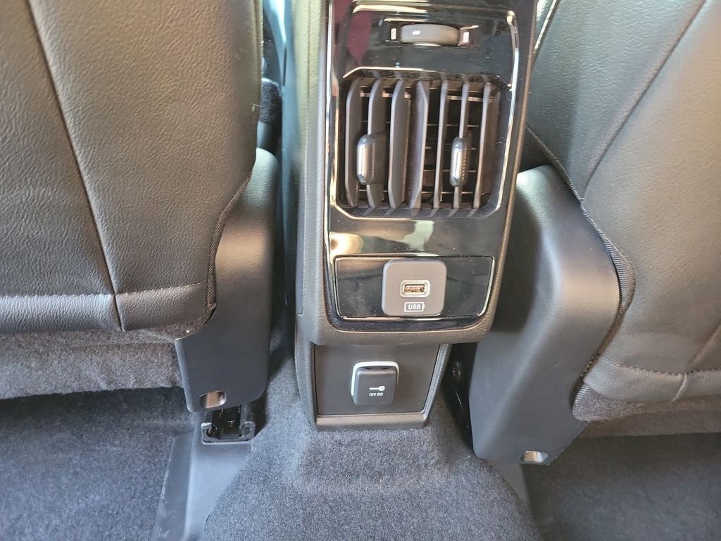 New 2026 Diamond Black Crystal Pearlcoat Jeep Latitude image 11