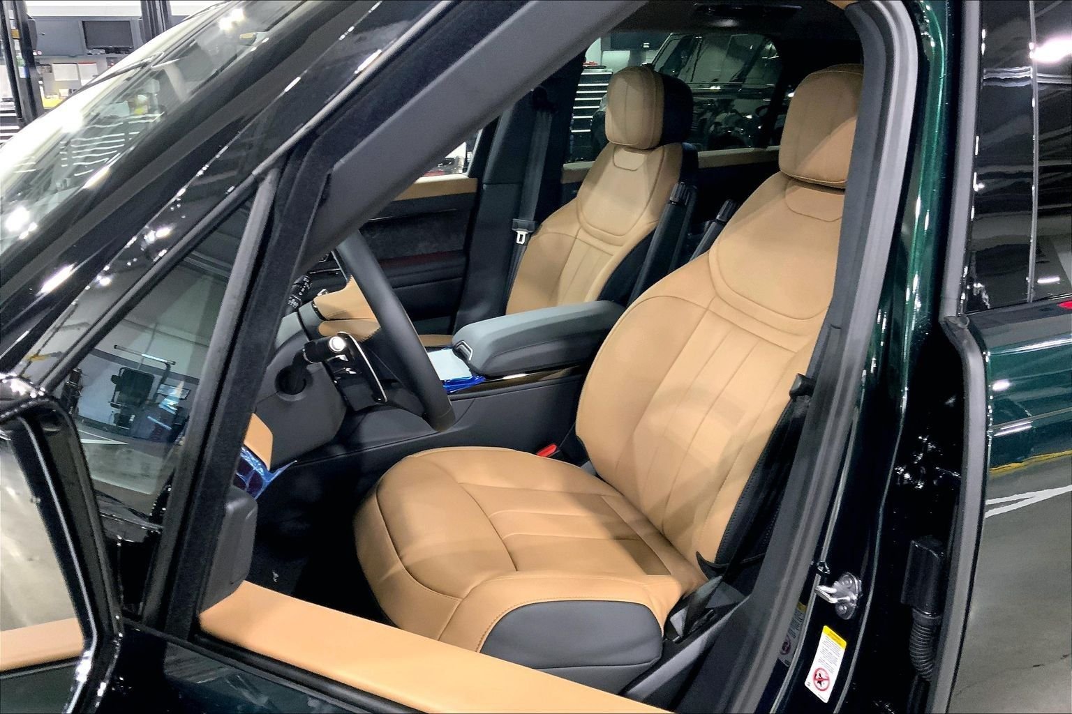 New 2027 British Racing Green Land Rover  Dynamic SE P530 image 9