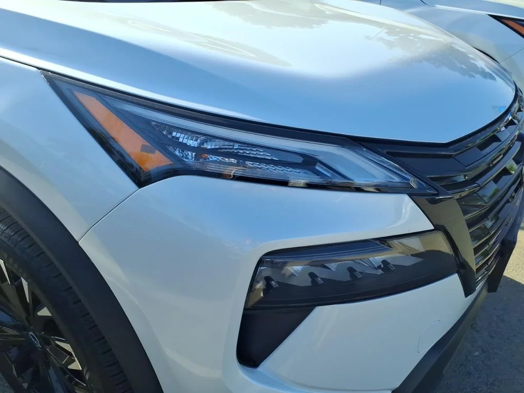 New 2026 Everest White Pearl TriCoat Nissan Dark Armor™ image 3