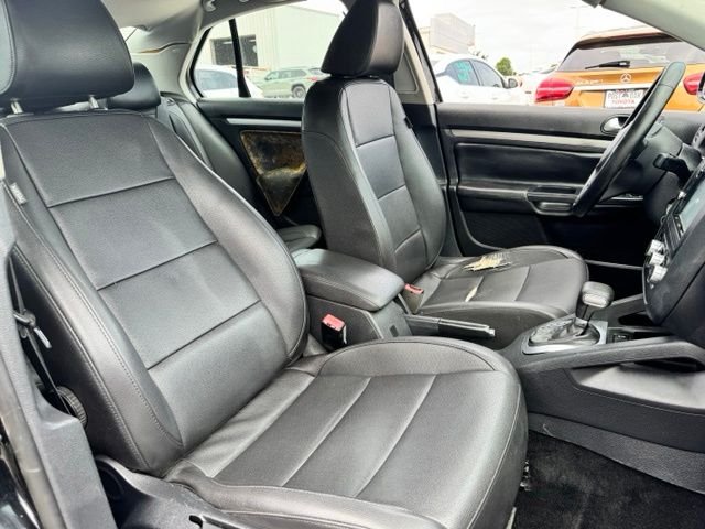 Used 2010 Silver Volkswagen Limited image 12