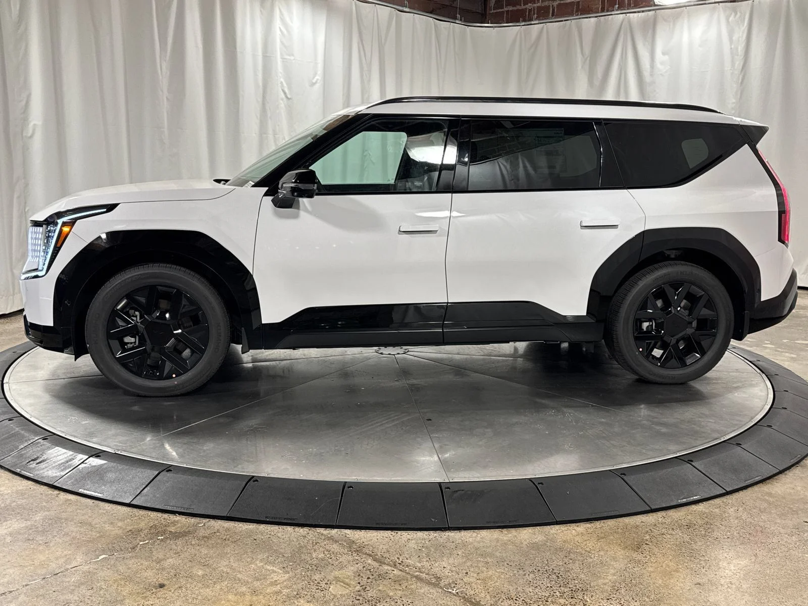 New 2026 Glacial White Pearl Kia Land image 10