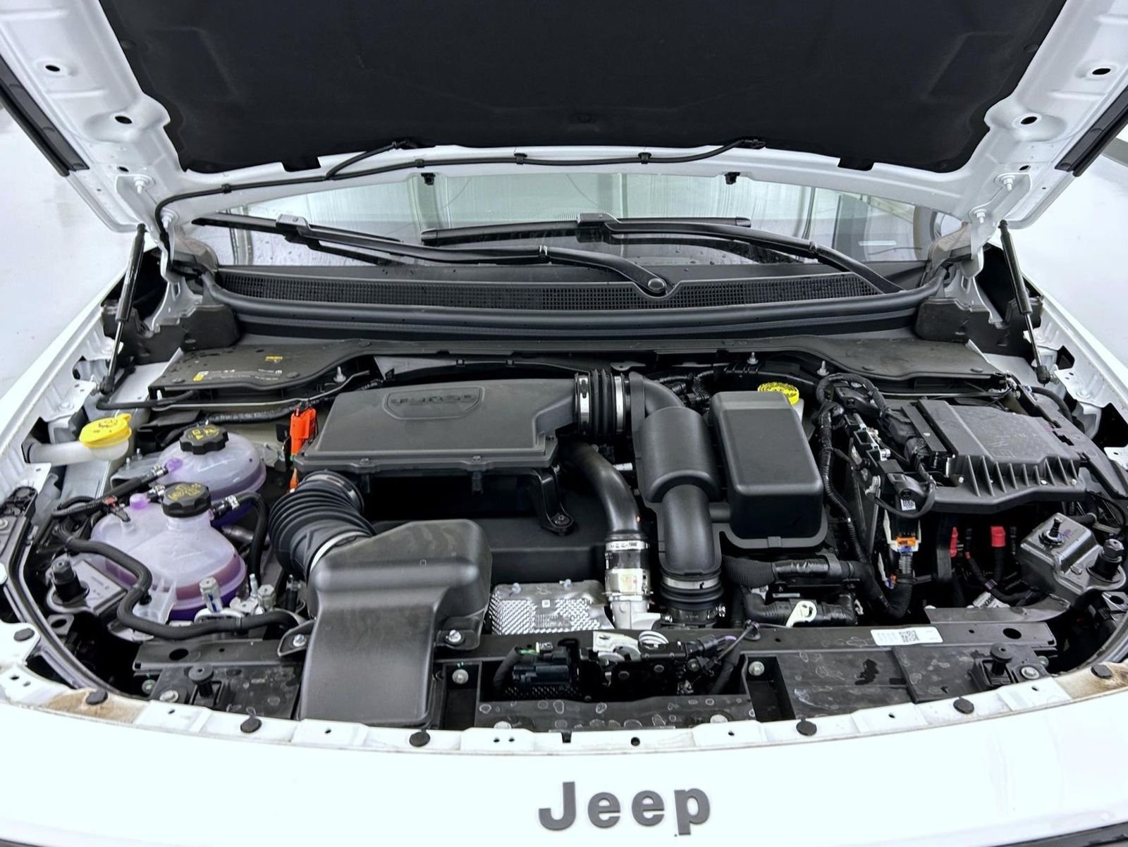 New 2026 Bright White Clear-Coat Exterior Paint Jeep Laredo image 24