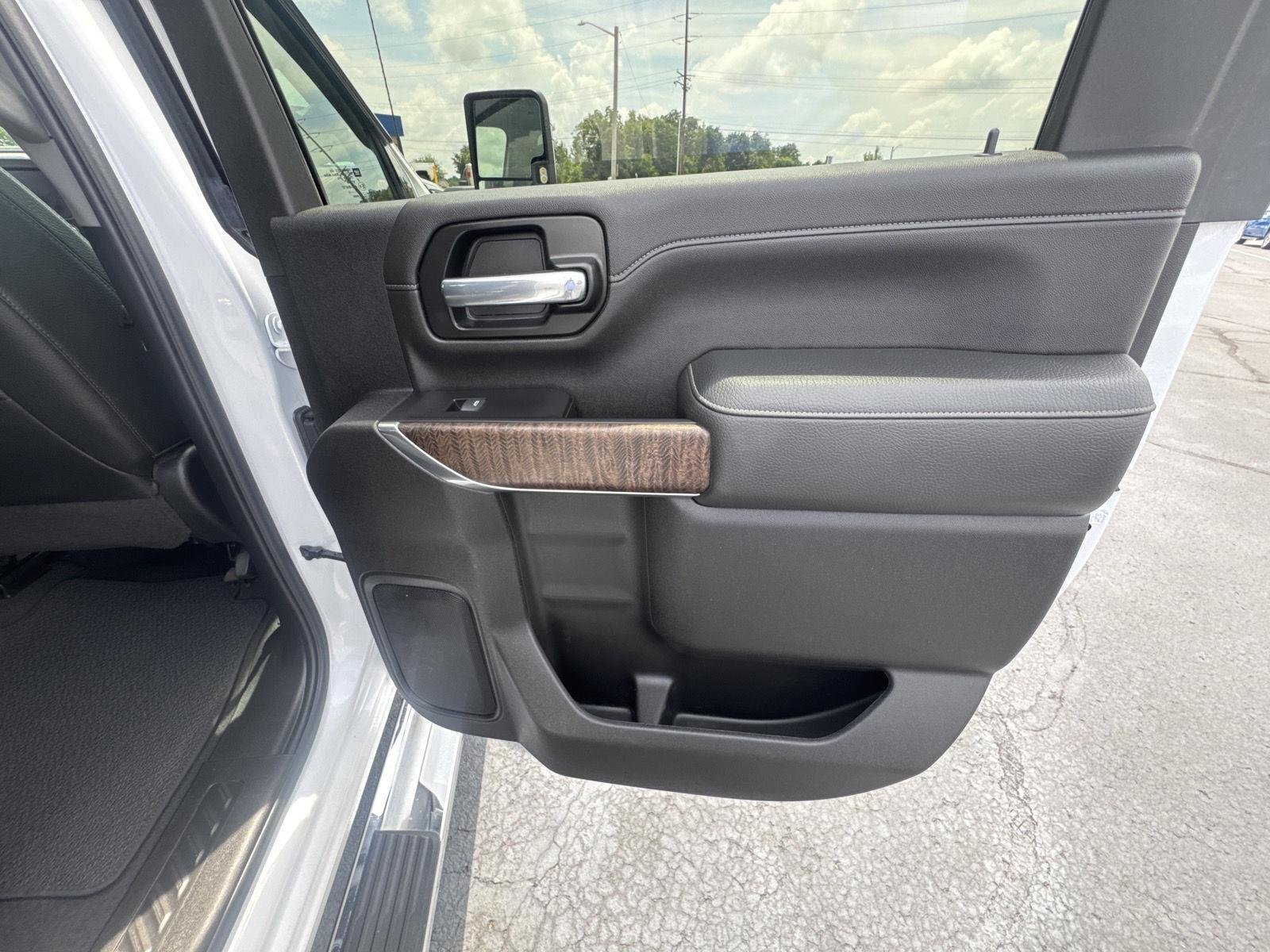 Used 2023 White Frost Tricoat GMC Denali image 15