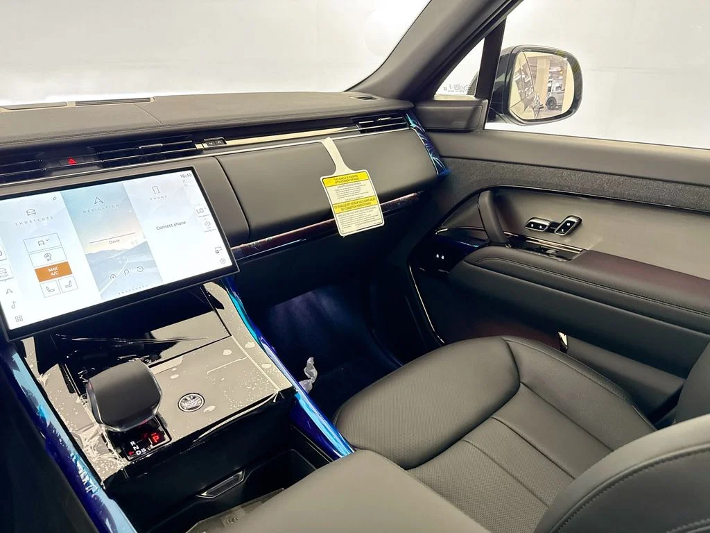 New 2026 Santorini Black Land Rover Dynamic SE image 24