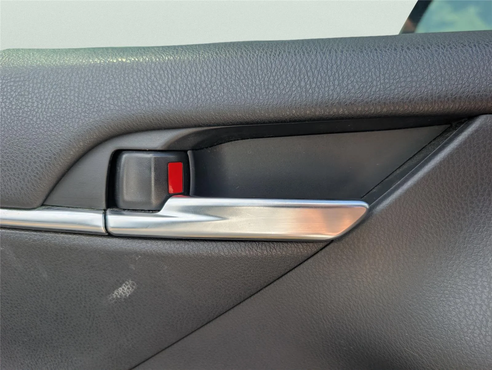 Used 2018 Super White Toyota SE image 28