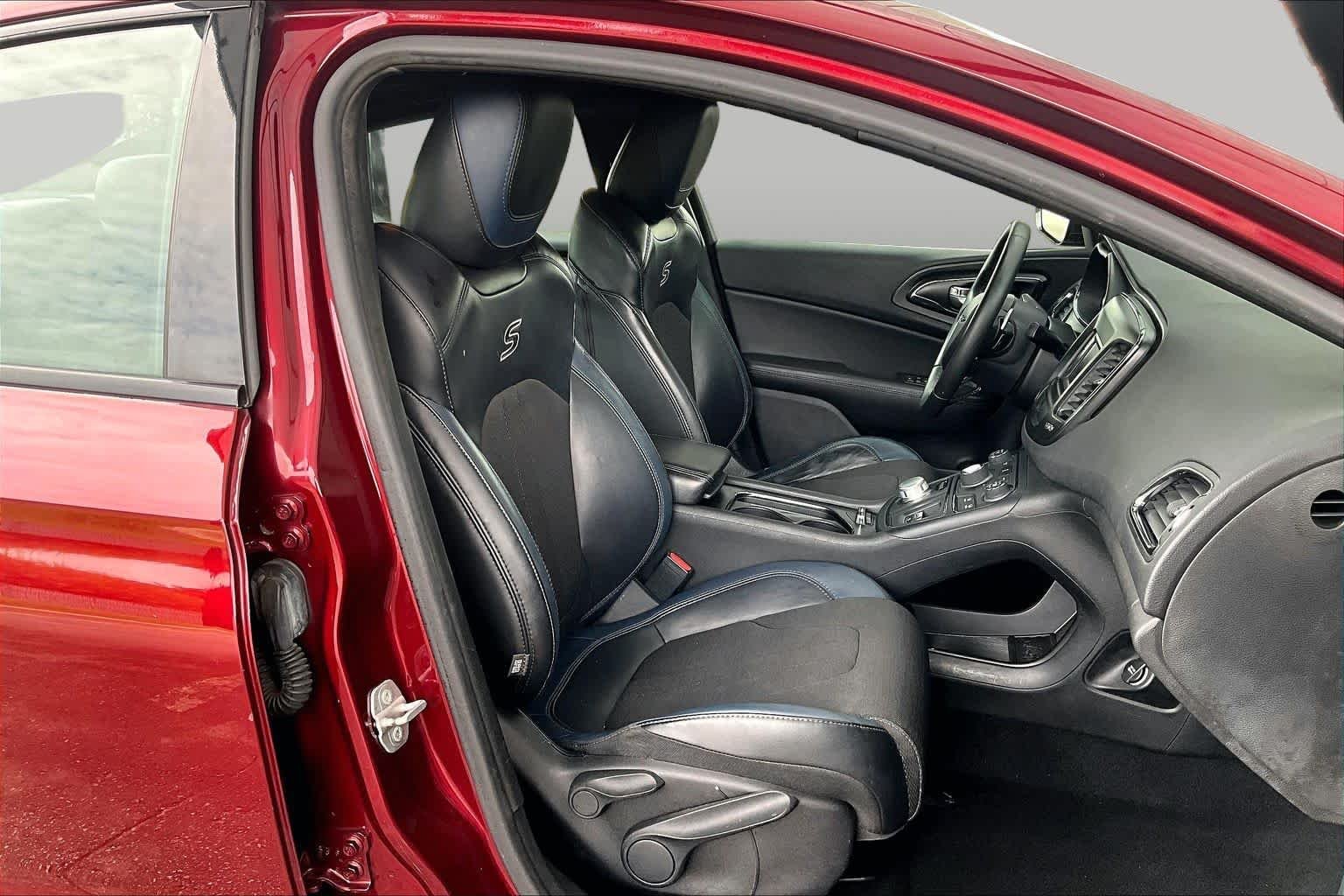 Used 2015 Velvet Red Pearlcoat Chrysler S image 9