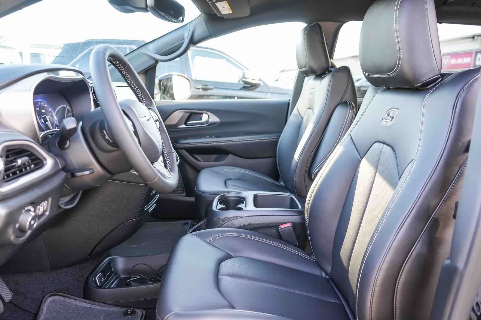 New 2026 Diamond Black Crystal Pearl-Coat Exterior Paint Chrysler Select image 19
