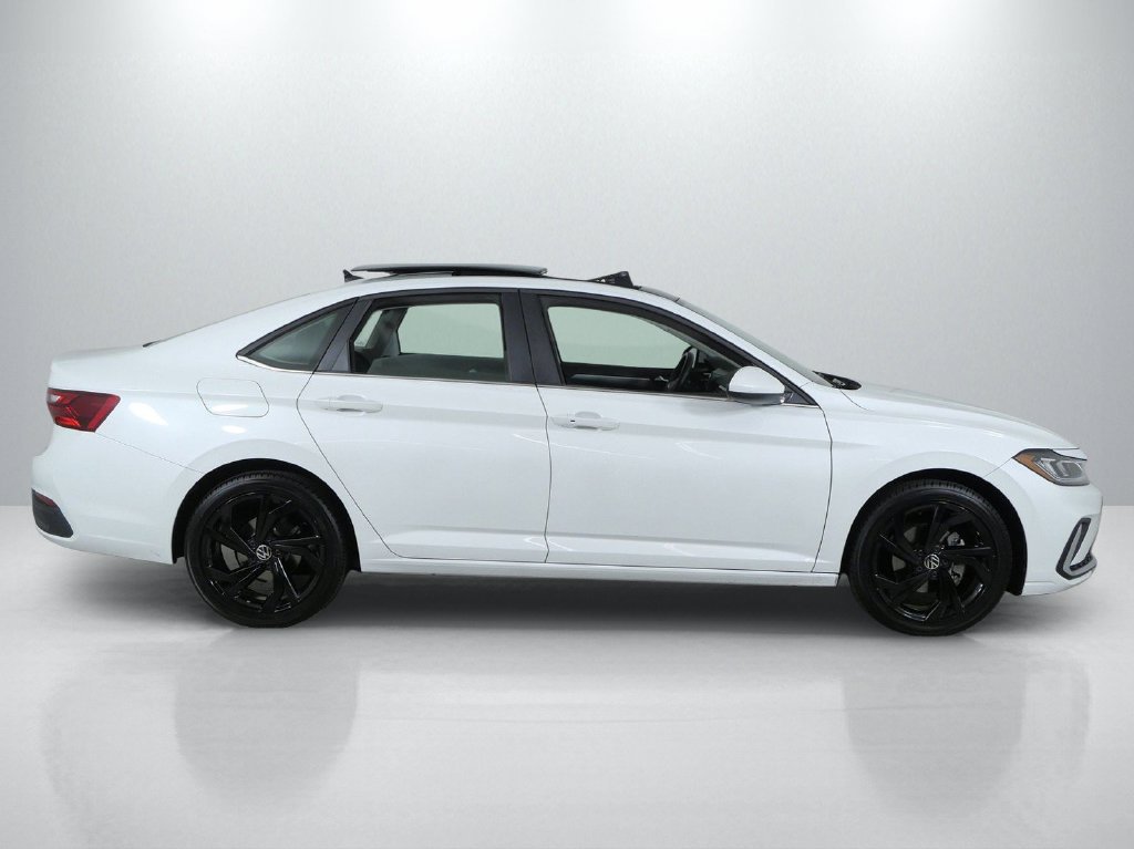 Used 2025 White Volkswagen 1.5T SE image 9
