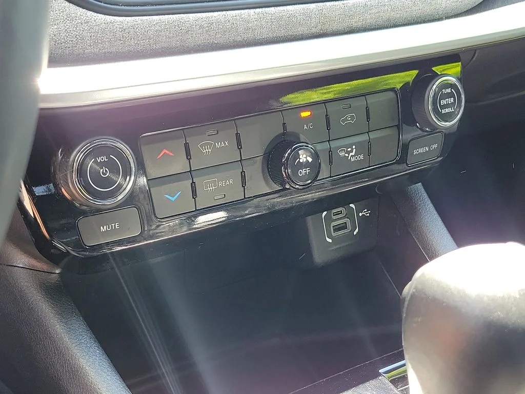 Used 2024 Silver Jeep Latitude image 31