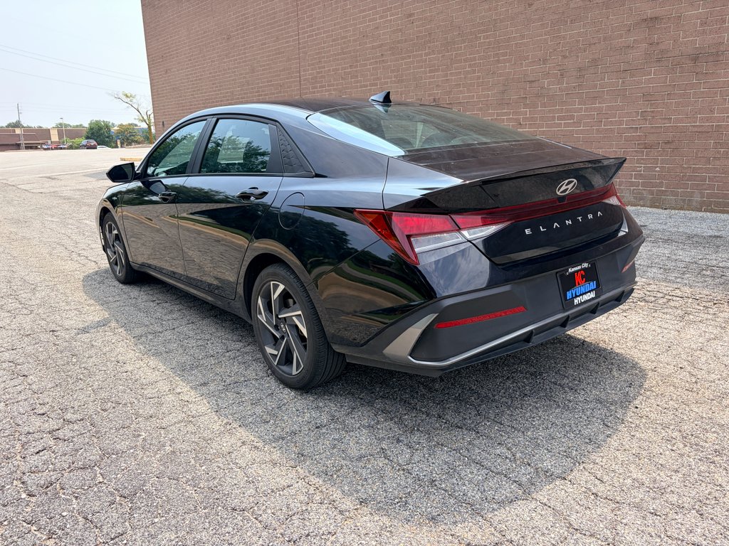 Used 2025 Abyss Black Hyundai SEL Sport image 3