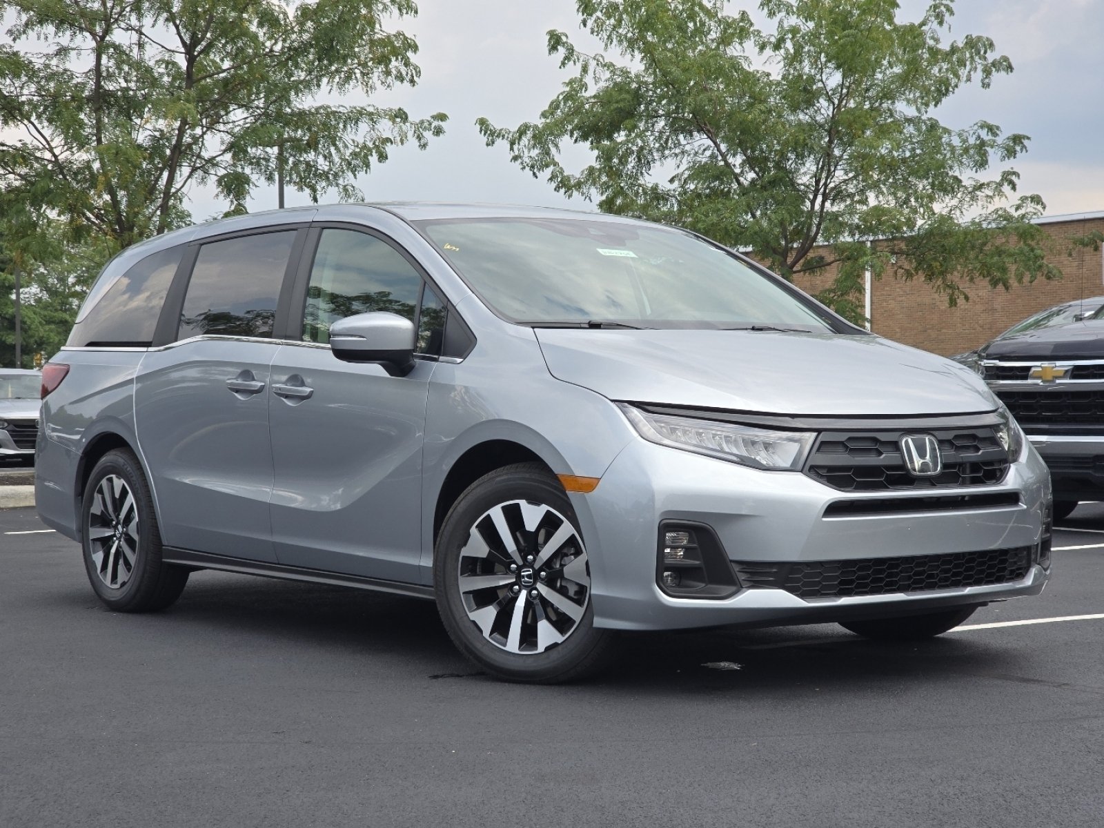 New 2026 Solar Silver Metallic Honda EX-L image 2