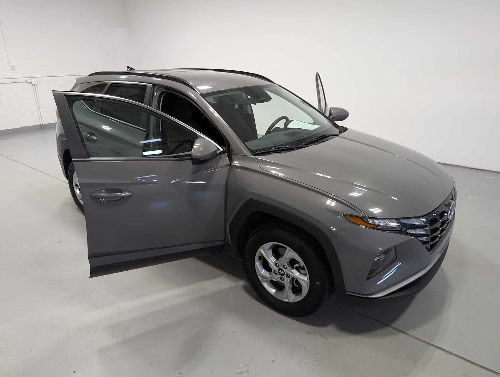 Used 2024 Hampton Gray Hyundai SEL image 16