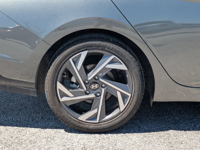 Used 2025 Gray Hyundai SEL Convenience image 11