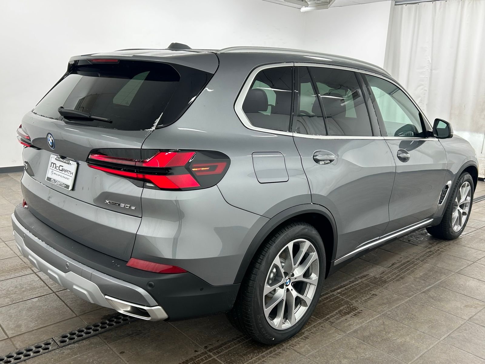 New 2026 Skyscraper Grey Metallic BMW xDrive50e image 5