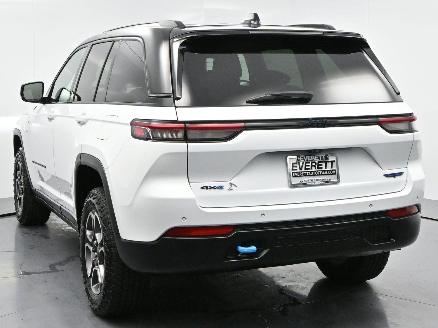 Used 2022 Bright White Clearcoat Jeep Trailhawk image 6
